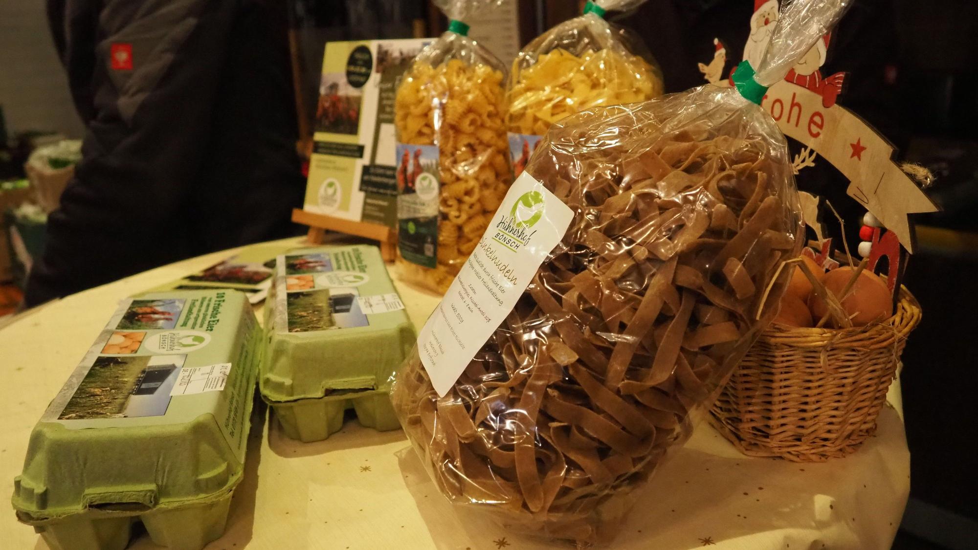 Das Bild zeigt regionale Produkte, wie Eier, die auf dem Markt zum Verkauf angeboten werden.