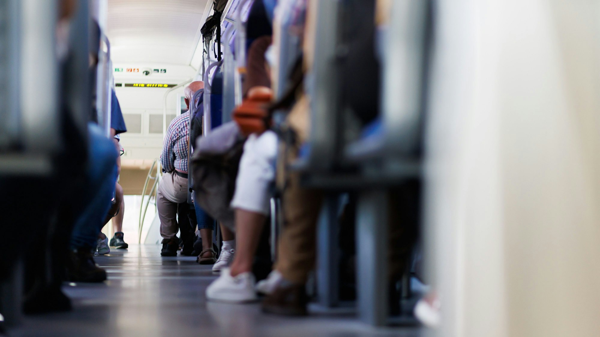 Reisende sitzen in einem Regionalexpress der Deutschen Bahn.
