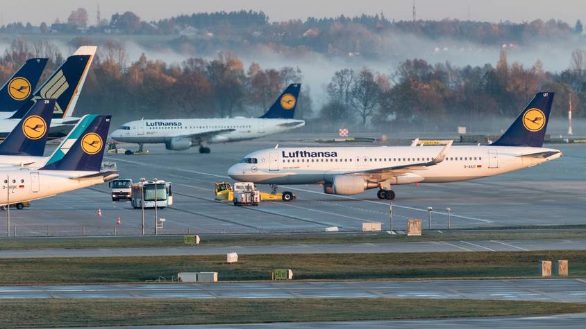 Maschinen der Lufthansa stehen auf einem Rollfeld vom Münchner Flughafen. (Symbolbild)
