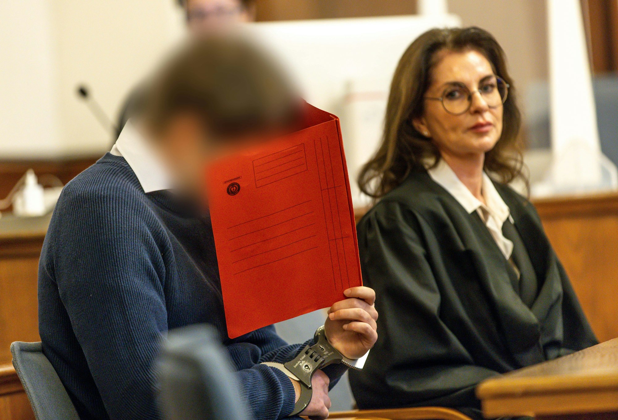 Zu Prozessbeginn im Landgericht Dortmund sitzt der Angeklagte beben seiner Verteidigerin Ina Klimke im Gerichtssaal.