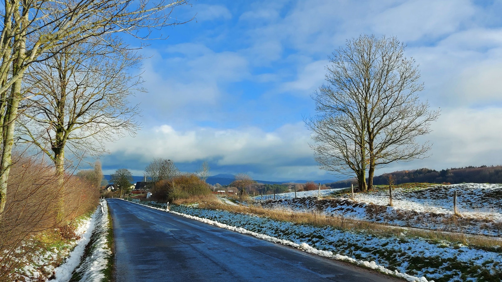 Die Straße nach Dollendorf, wo ein neuer Mobikfunkmast gebaut wird.
