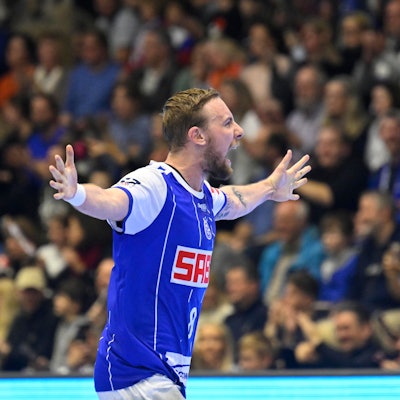 Lukas blome vom VfL Gummersbach
jubelt in der Schwalbe Arena mit ausgestreckten Armen.