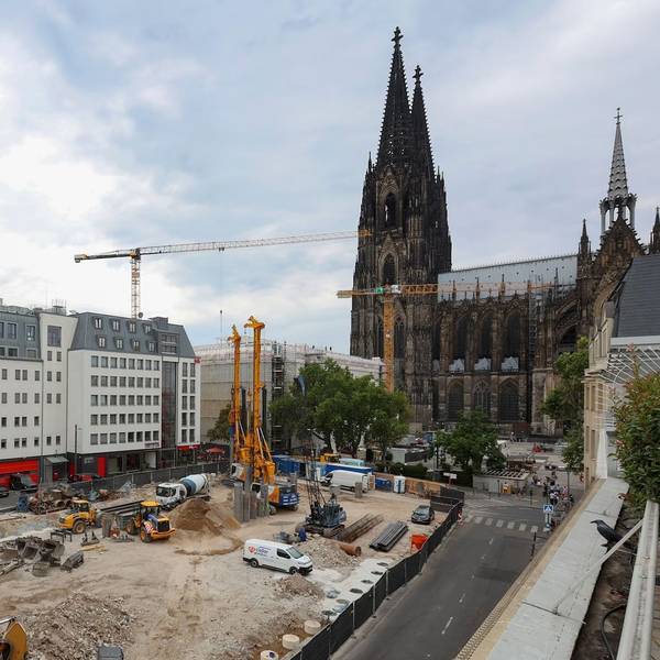 Das Bild zeigt eine Baustelle am Dom.