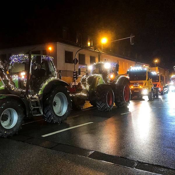 Mit Lichtern geschmückte Traktoren waren 2021 im Lichterzug in Gemünd zu sehen.