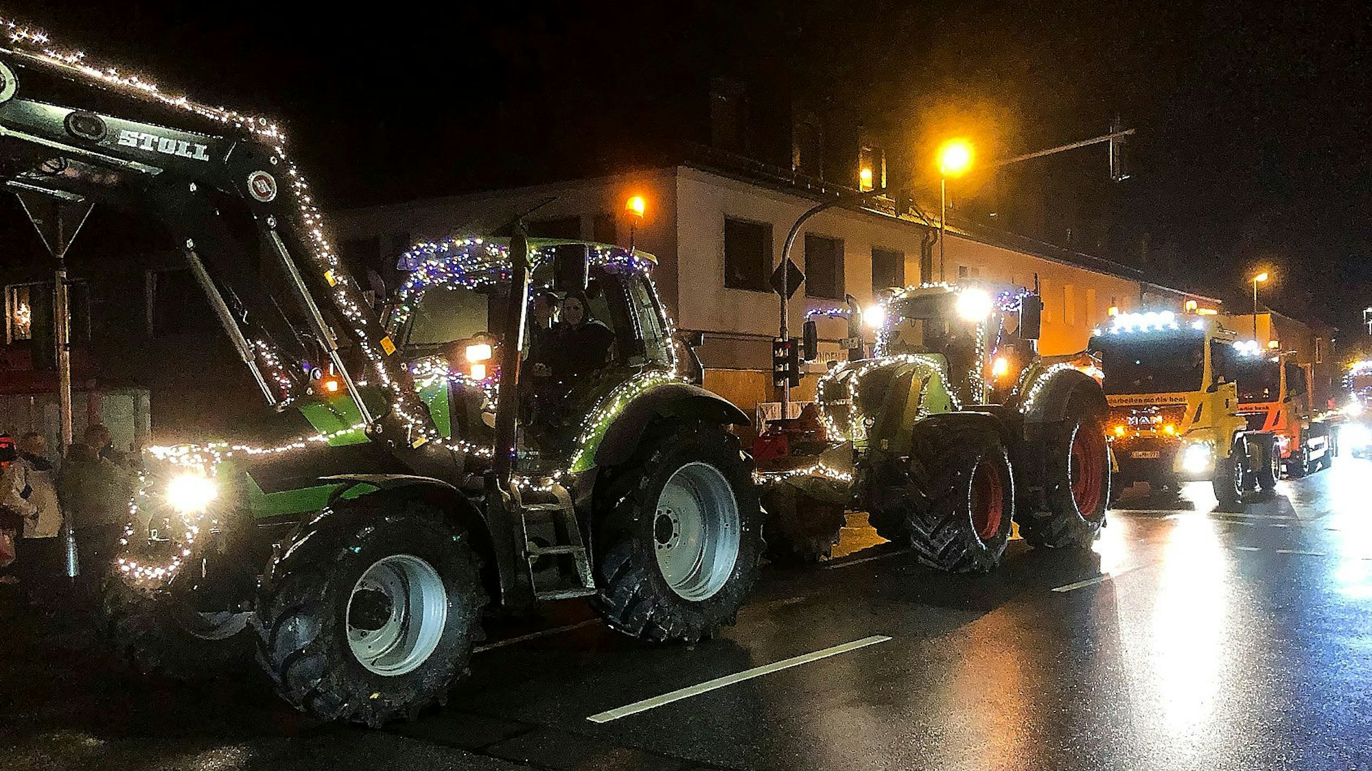 Mit Lichtern geschmückte Traktoren waren 2021 im Lichterzug in Gemünd zu sehen.