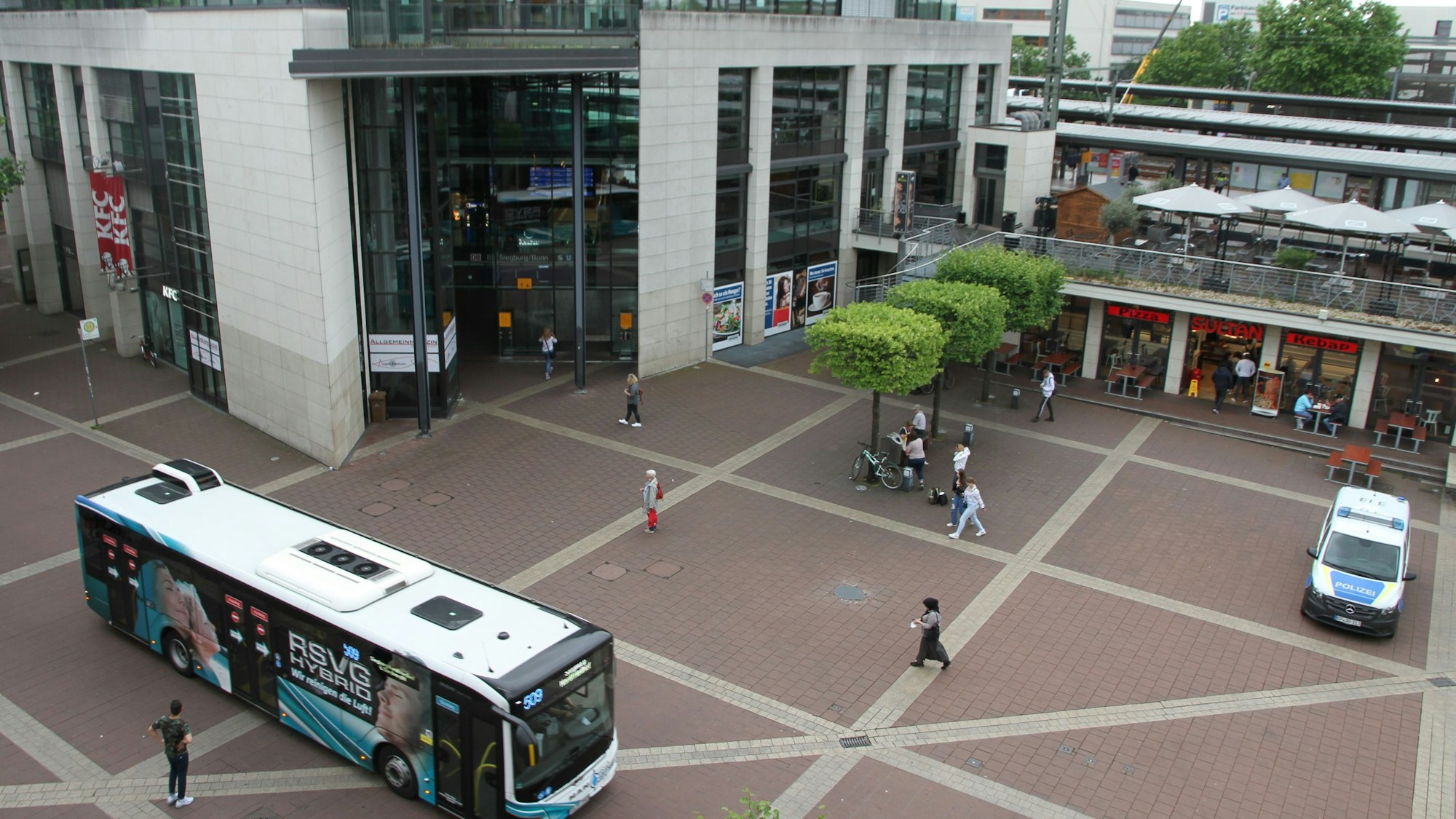 Ein Blick auf das Bahnhofsgebäude in Siegburg.