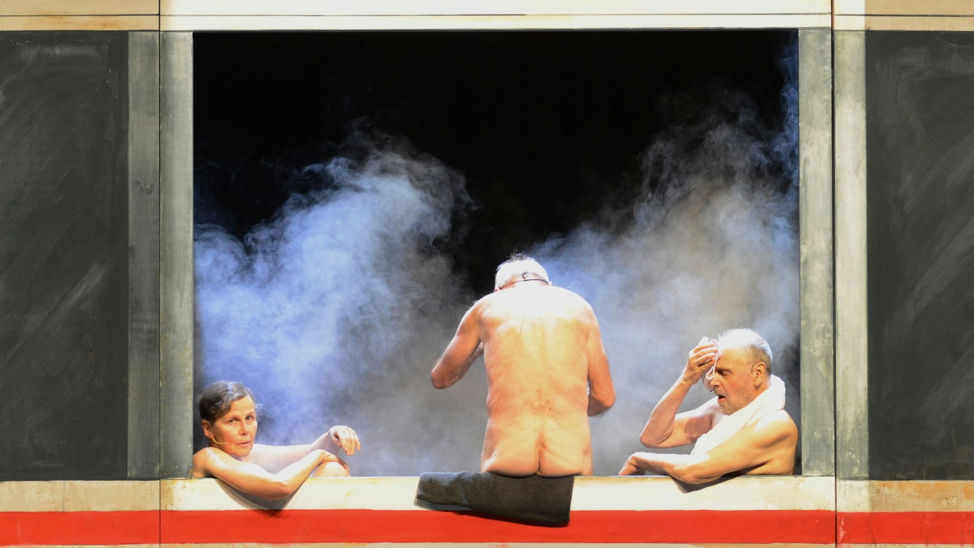 Drei Nackte am offenen Fenster eines ICE der Deutschen Bahn, Dampf steigt auf: Wenn sie die Züge schon nicht zum Fahren bekommt, soll die Deutsche Bahn wenigstens den Service verbessern - die Stunker schlagen eine Sauna im ICE vor.