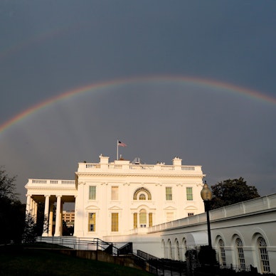 Ein doppelter Regenbogen steht am Himmel über dem Weißen Haus.