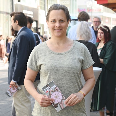 Nicolin Gabrysch hält einen Flyer der Partei Die Linke.