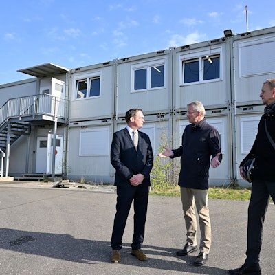 Die Gladbacher Verwaltungsspitze vor den Unterkünften für die ukrainischen Flüchtlinge.