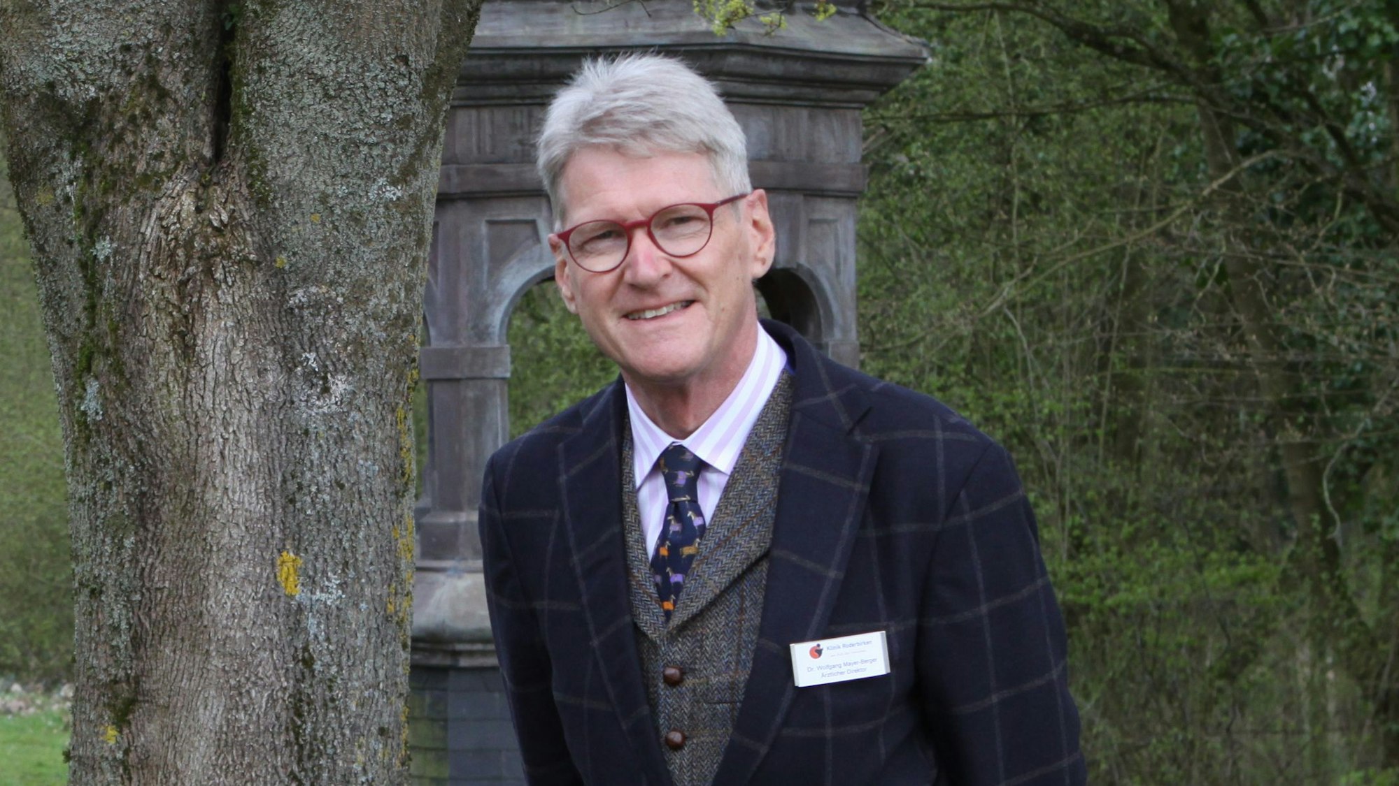 Der bisherige Roderbirkener Chefarzt Dr. Wolfgang Mayer-Berger steht auf dem Klinikgelände vor der als Denkmal aufgestellten Kuppel eines Altbaus.