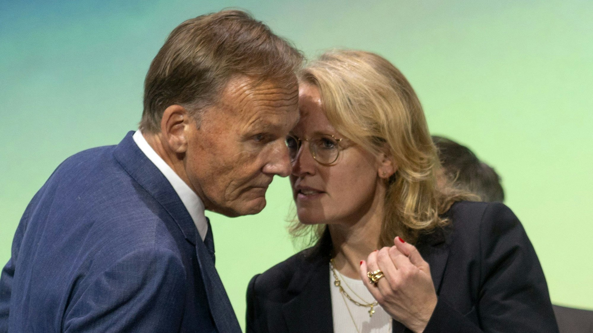 Donata Hopfen, bisherige Geschäftsführerin der Deutschen Fußball Liga und Hans-Joachim Watzke (Borussia Dortmund), Aufsichtsratvorsitzender der DFL, unterhalten sich.