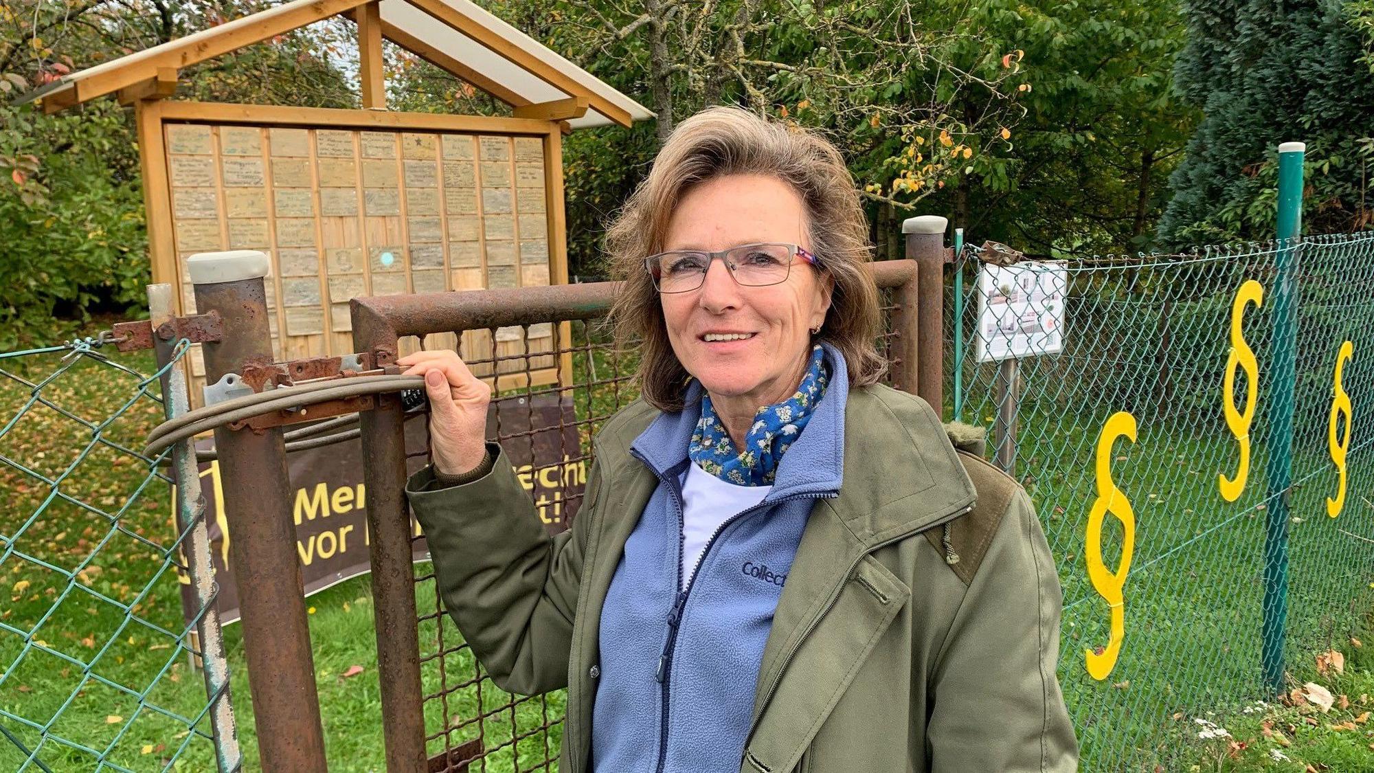 Barbara Ziemann-Oberherr, Gründerin der Dorfgemeinschaft „Zukunftsdörfer“. steht vor der Gemeinschaftswiese der Ortschaft Keyenberg.