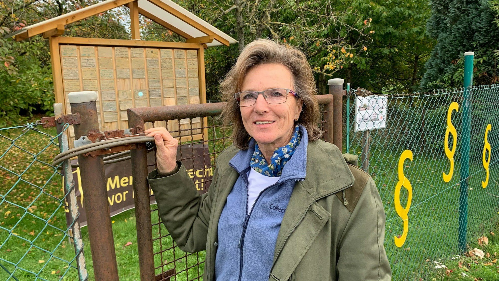 Barbara Ziemann-Oberherr, Gründerin der Dorfgemeinschaft „Zukunftsdörfer“. steht vor der Gemeinschaftswiese der Ortschaft Keyenberg.