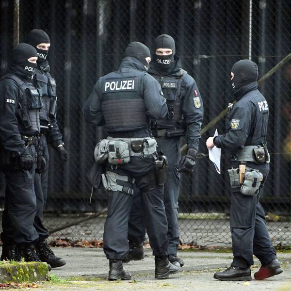 Vermummte Polizisten halten sich bei der Außenstelle des Bundesgerichtshofs auf.