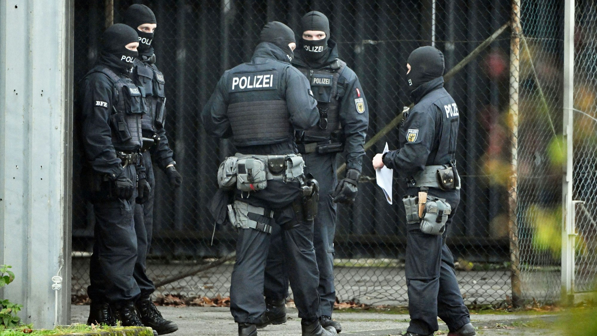 Vermummte Polizisten halten sich bei der Außenstelle des Bundesgerichtshofs auf.
