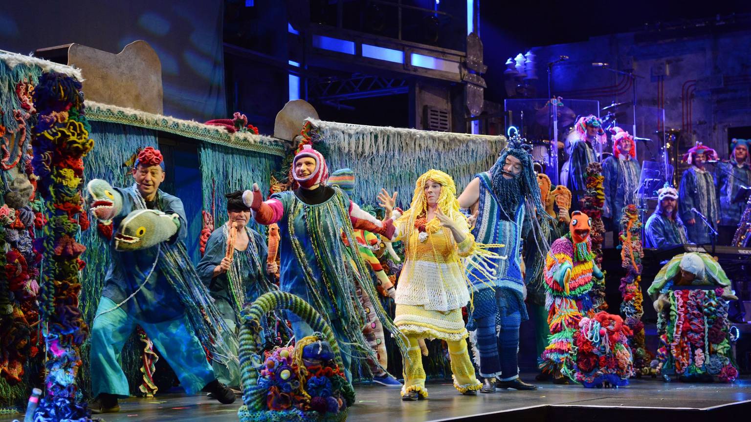 Fantastisches Bühnenbild: Schauspieler verkleidet als Lorelei, Vater Rhein, Fische und Pflanzen tummeln sich auf der Bühne, Kulissen und Kostüme zur Unterwasserwelt des Rhein sind komplett handgestrickt bei der Premiere der Stunksitzung 2023 im E-Werk.