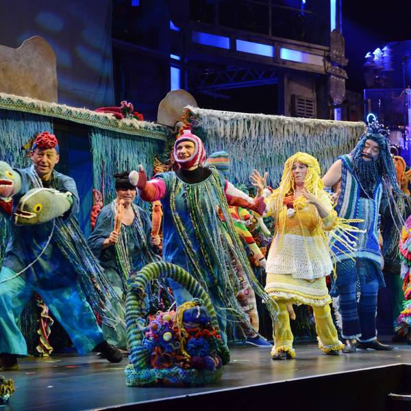 Fantastisches Bühnenbild: Schauspieler verkleidet als Lorelei, Vater Rhein, Fische und Pflanzen tummeln sich auf der Bühne, Kulissen und Kostüme zur Unterwasserwelt des Rhein sind komplett handgestrickt bei der Premiere der Stunksitzung 2023 im E-Werk.
