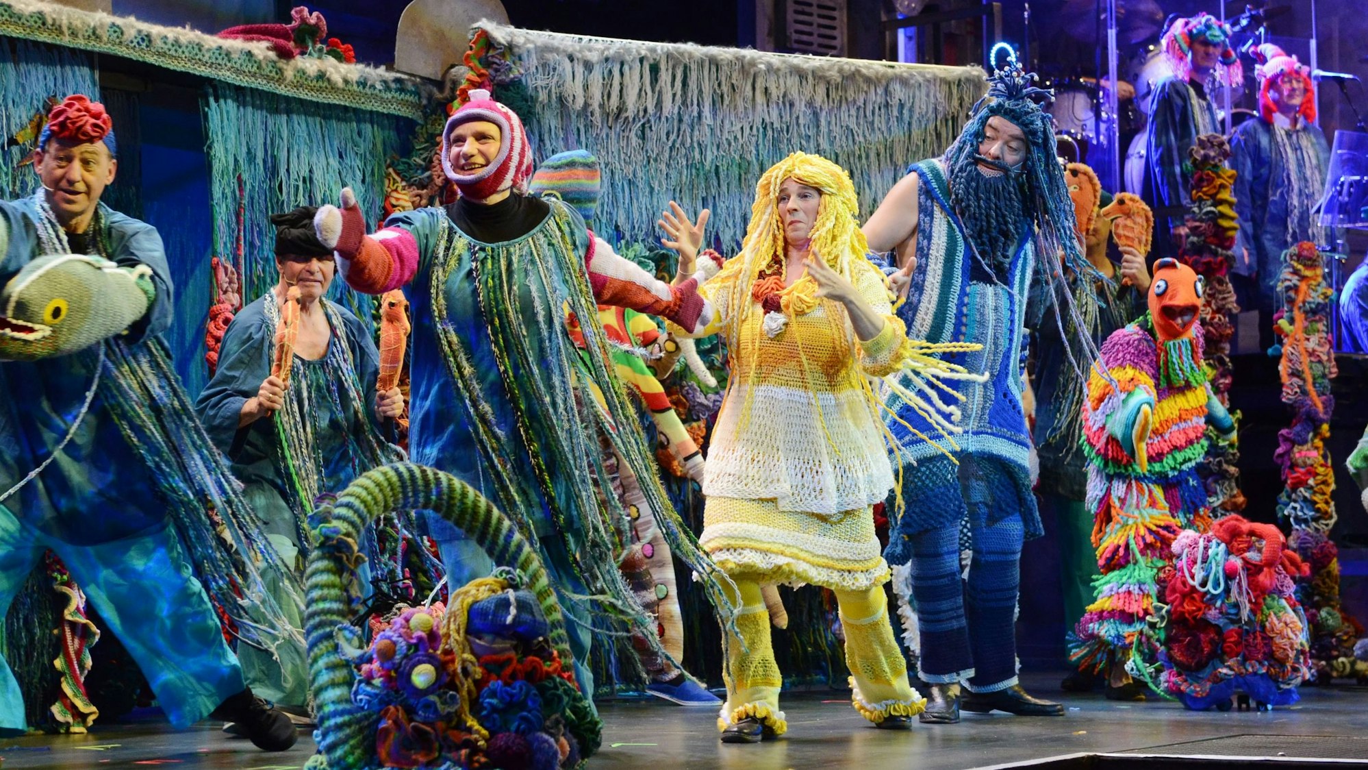 Fantastisches Bühnenbild: Schauspieler verkleidet als Lorelei, Vater Rhein, Fische und Pflanzen tummeln sich auf der Bühne, Kulissen und Kostüme zur Unterwasserwelt des Rhein sind komplett handgestrickt bei der Premiere der Stunksitzung 2023 im E-Werk.