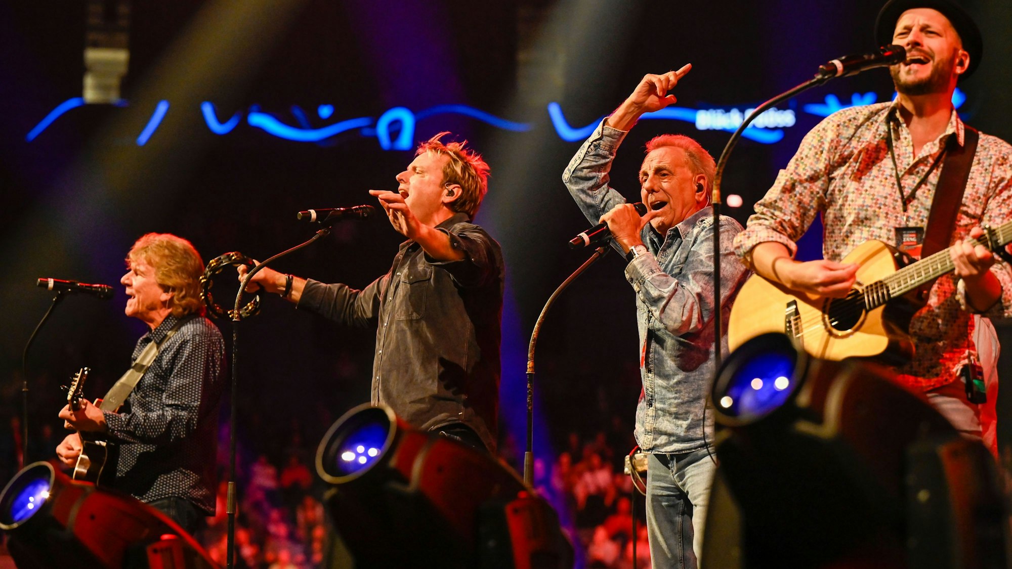 Bläck Fööss beim Konzert auf der Bühne. Sie singen und spielen ihre Instrumente.