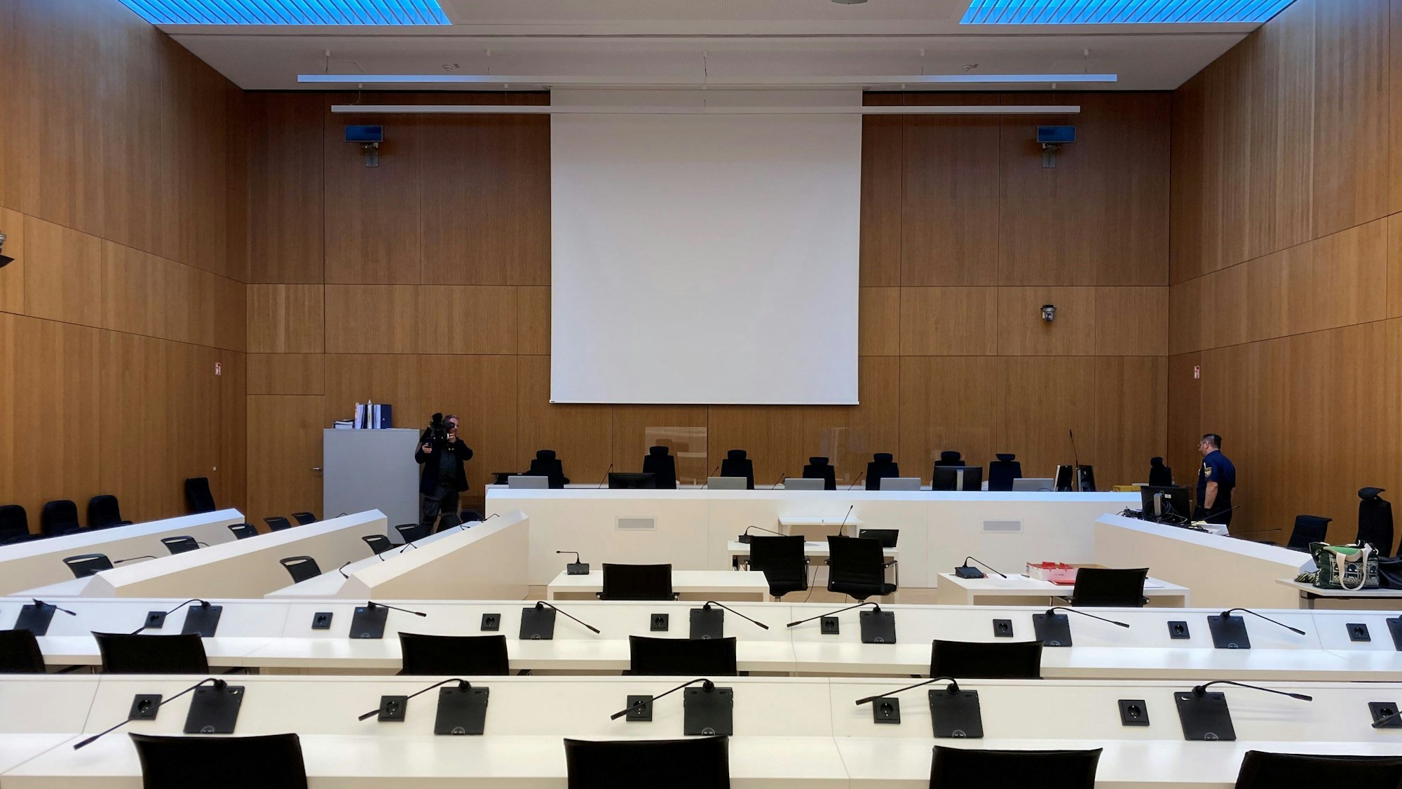 Der unterirdische Sitzungssaal des Landgerichts München I an der JVA Stadelheim. Der Saal ist fensterlos und nur mit künstlichem Oberlicht beleuchtet.