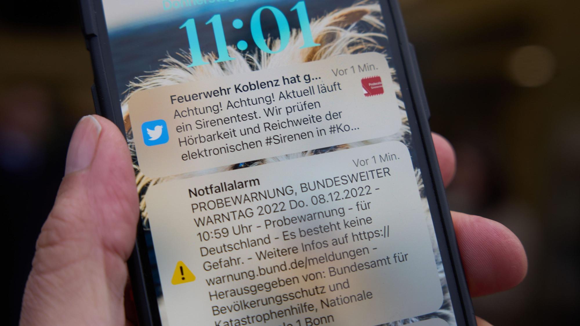 Eine Cell-Broadcast-Botschaft ist am allgemeinen Warntag kurz nach 11 Uhr auf dem Display eines Smartphones zu sehen