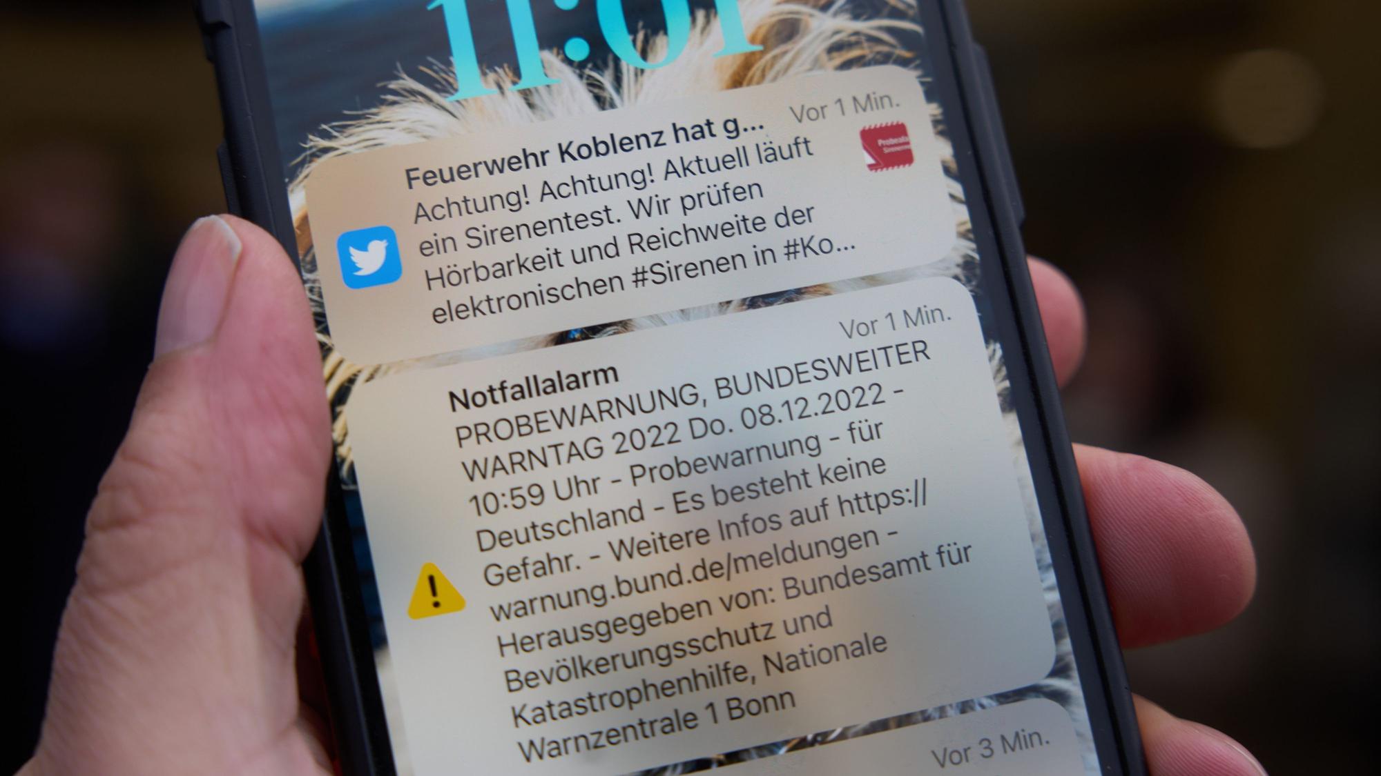 Eine Cell-Broadcast-Botschaft ist am allgemeinen Warntag, 08.12.2022 kurz nach 11 Uhr auf dem Display eines Smartphones zu sehen.