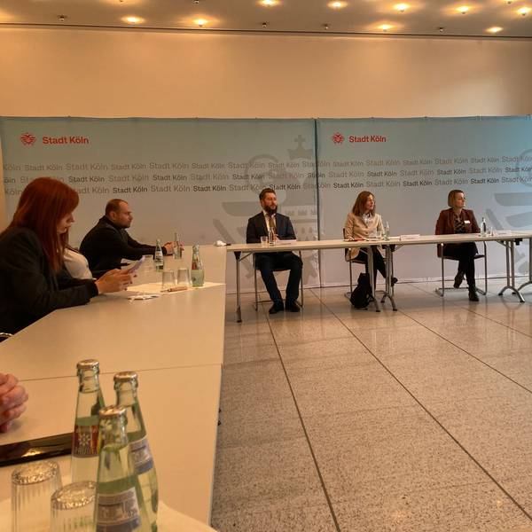 Die ukrainische Delegation mit Vize-Bürgermeister Volodymyr Miller (l.) und Birte Klemm von der Stadt Köln (Mitte) während der Pressekonferenz im historischen Rathaus.