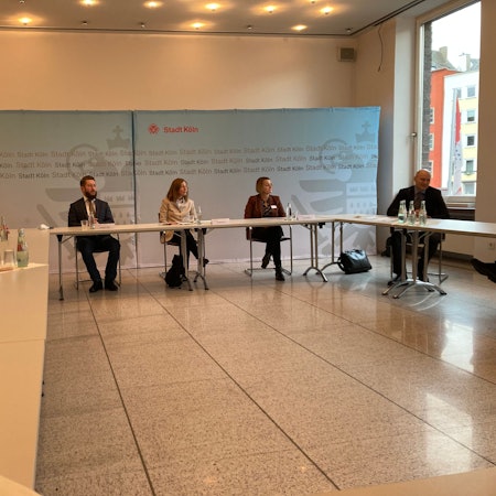 Die ukrainische Delegation mit Vize-Bürgermeister Volodymyr Miller (l.) und Birte Klemm von der Stadt Köln (Mitte) während der Pressekonferenz im historischen Rathaus.