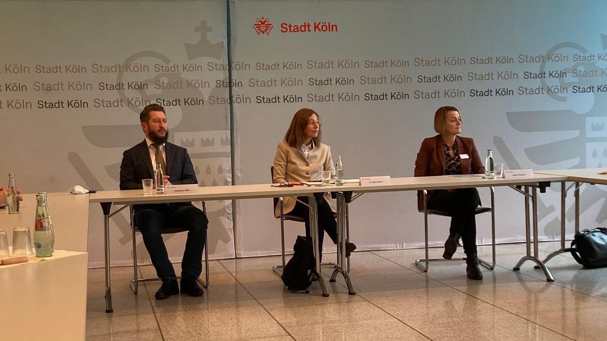 Die ukrainische Delegation mit Vize-Bürgermeister Volodymyr Miller (l.) und Birte Klemm von der Stadt Köln (Mitte) während der Pressekonferenz im historischen Rathaus.