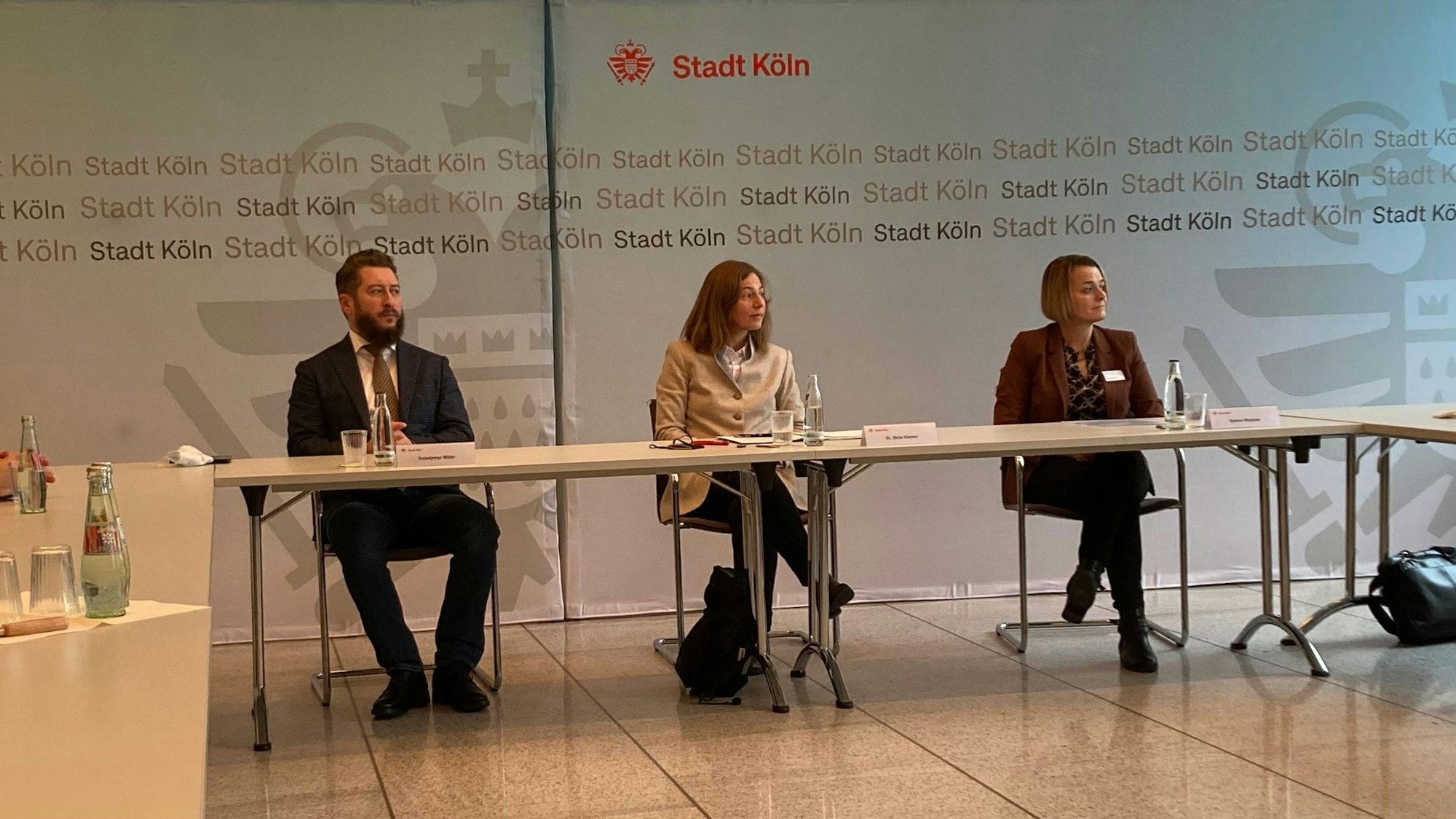 Die ukrainische Delegation mit Vize-Bürgermeister Volodymyr Miller (l.) und Birte Klemm von der Stadt Köln (Mitte) während der Pressekonferenz im historischen Rathaus.