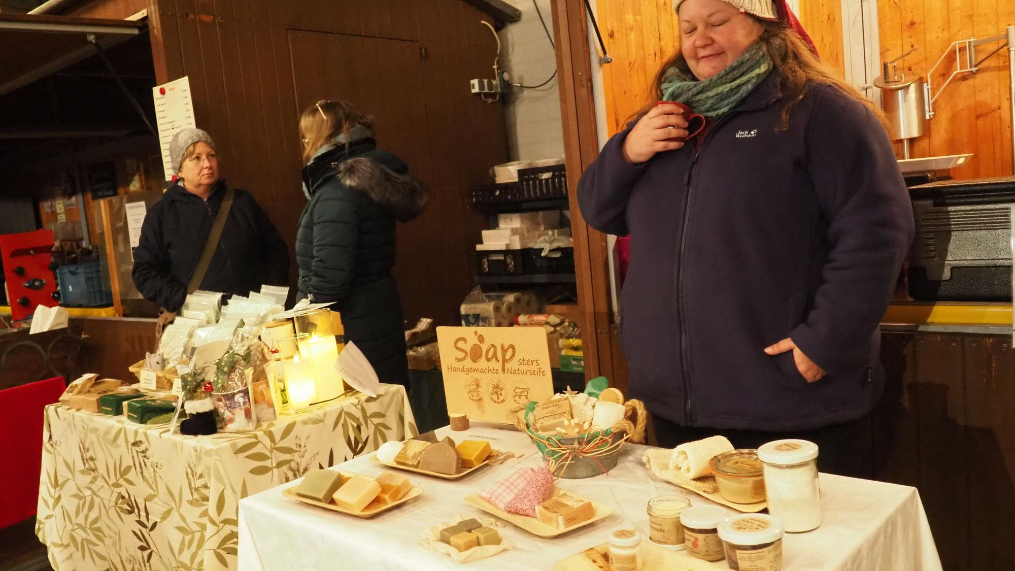 Das Bild zeigt eine Verkäuferin an ihrem Stand bei der Eröffnung der Marktschwärmerei auf dem Erdbeerhof Schumacher in Konradsheim.