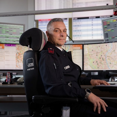Feuerwehr-Leitstellen-Mitarbeiter Mario Trommer sitzt an seinem Arbeitsplatz.