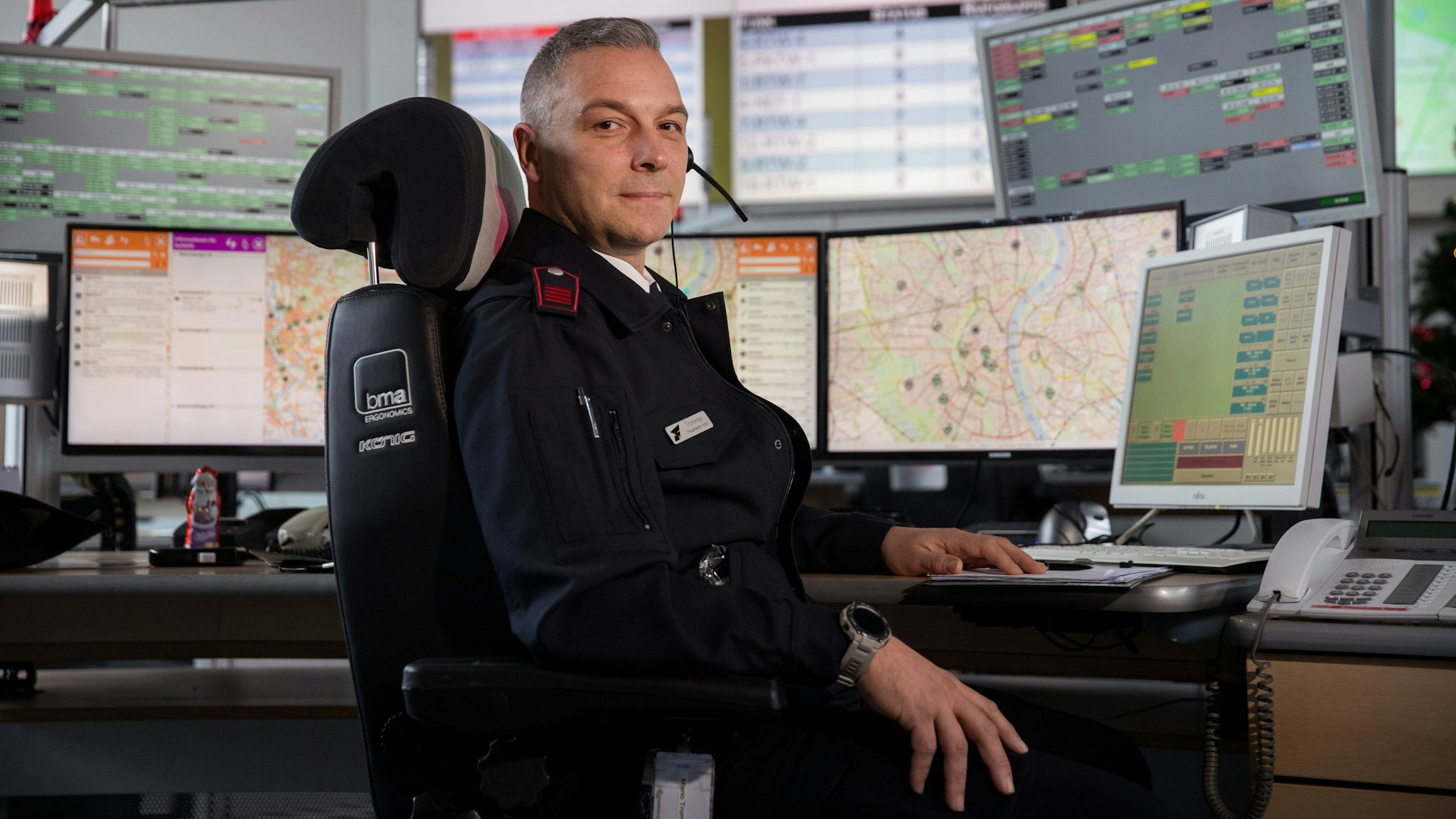 Feuerwehr-Leitstellen-Mitarbeiter Mario Trommer sitzt an seinem Arbeitsplatz.