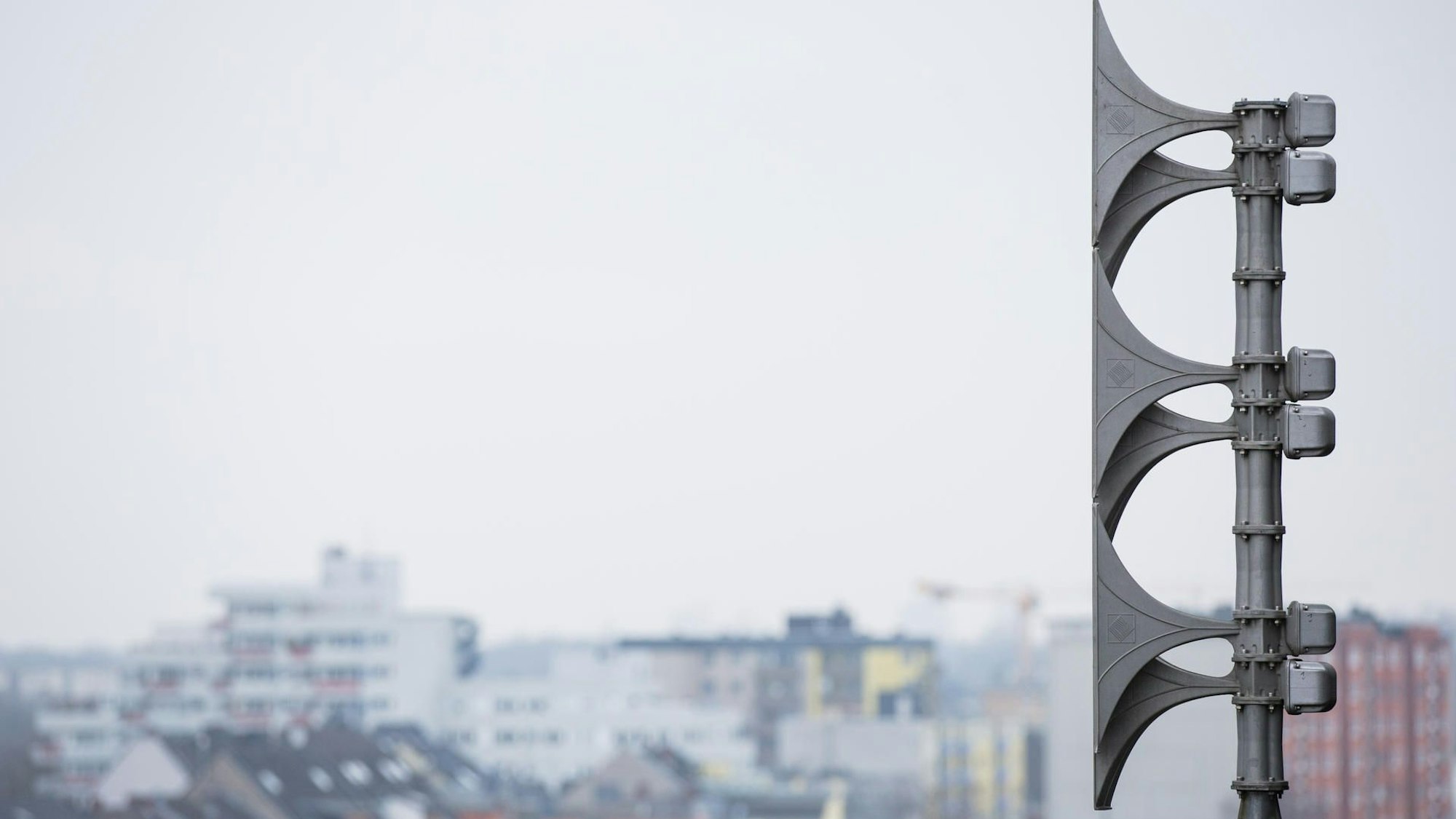 Eine Sirene ist auf einem Dach zu sehen.