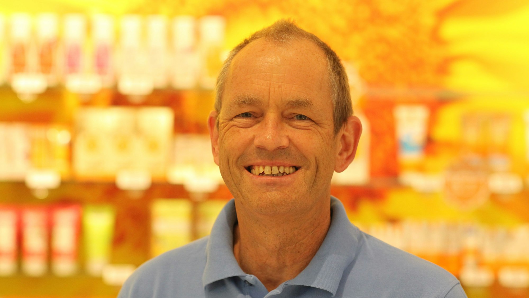 Apotheker Florian Wehrenpfennig (58) aus der Rathaus-Apotheke im Huma in Sankt Augustin steht vor einem Regal mit Medikamenten.