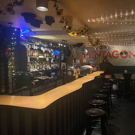 Blick auf die Theke und in den leeren Schankraum der Kneipe Pentagon