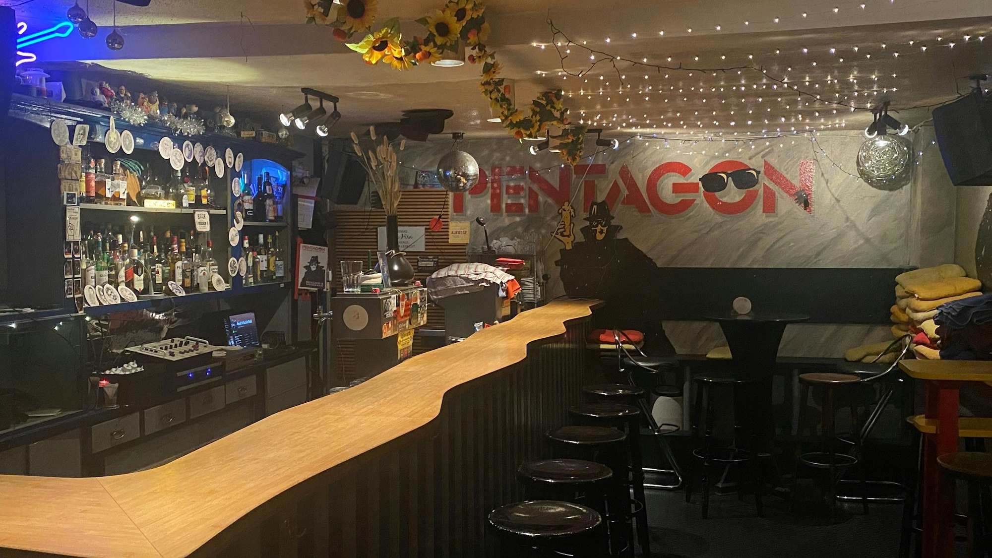 Blick auf die Theke und in den leeren Schankraum der Kneipe Pentagon