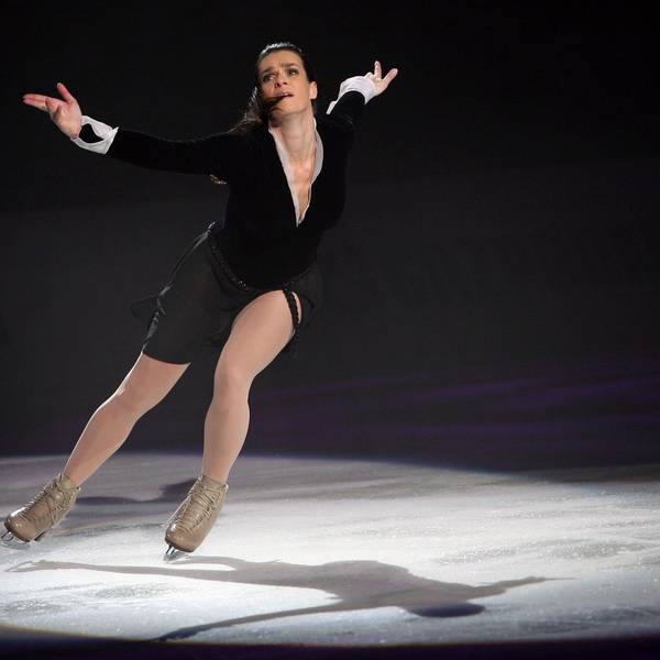 Die Eiskunstläuferin Katarina Witt zeigt am Samstag (16.02.2008) während ihrer Abschieds-Tournee in der Max-Schmeling-Halle in Berlin eine Kür auf dem Eis. Sie hat ihre Arme weit ausgestreckt und schaut gequält.