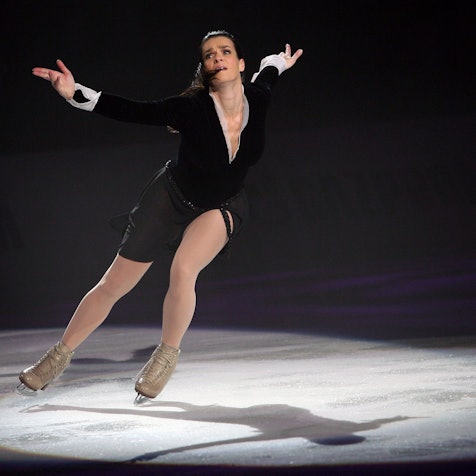 Die Eiskunstläuferin Katarina Witt zeigt am Samstag (16.02.2008) während ihrer Abschieds-Tournee in der Max-Schmeling-Halle in Berlin eine Kür auf dem Eis. Sie hat ihre Arme weit ausgestreckt und schaut gequält.