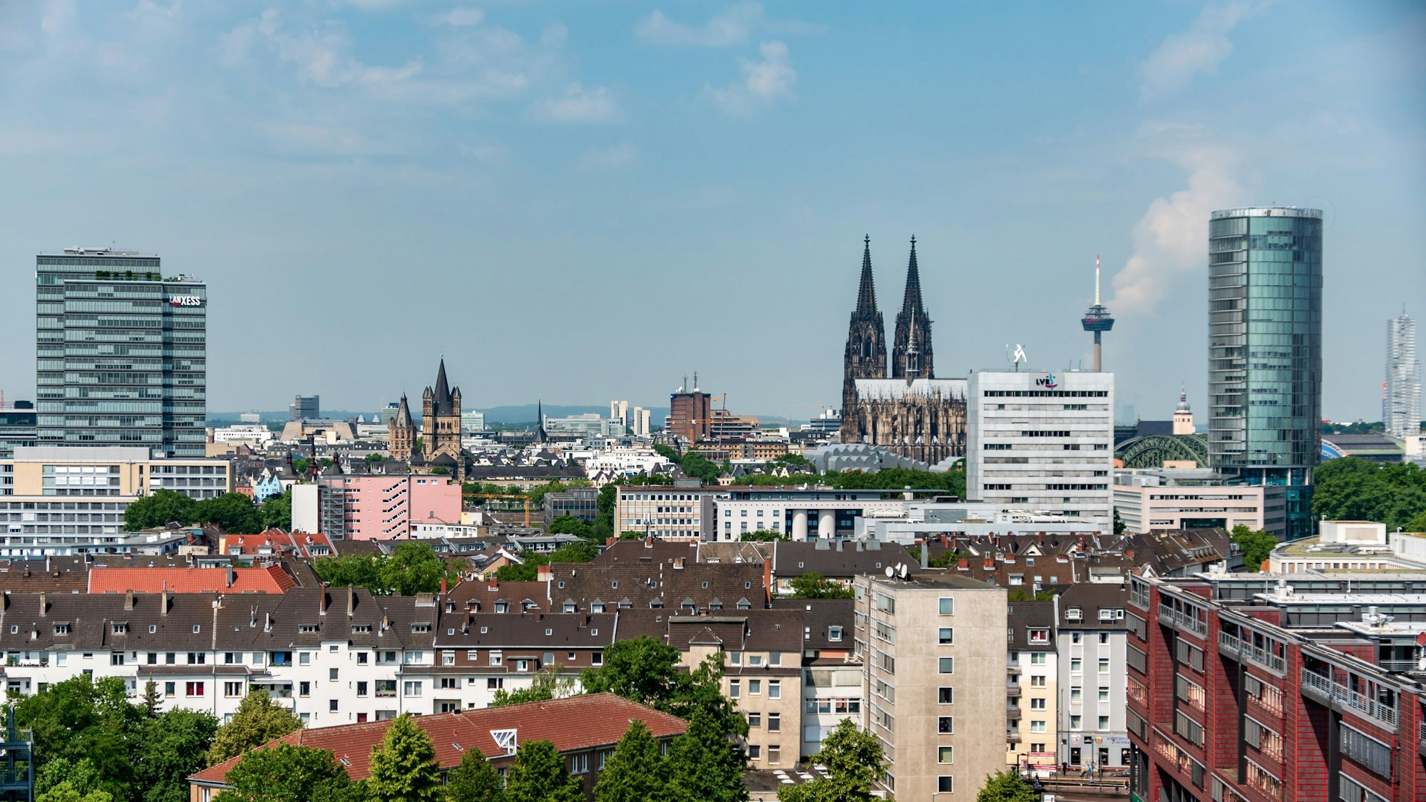 Köln von oben: Das Panoramabild zeigt den Blick auf die Innenstadt von Deutz aus, zu sehen sind unter anderem der Kölner Dom, der LVR-Turm, der Colonius-Fernsehturm sowie das Stadthaus.