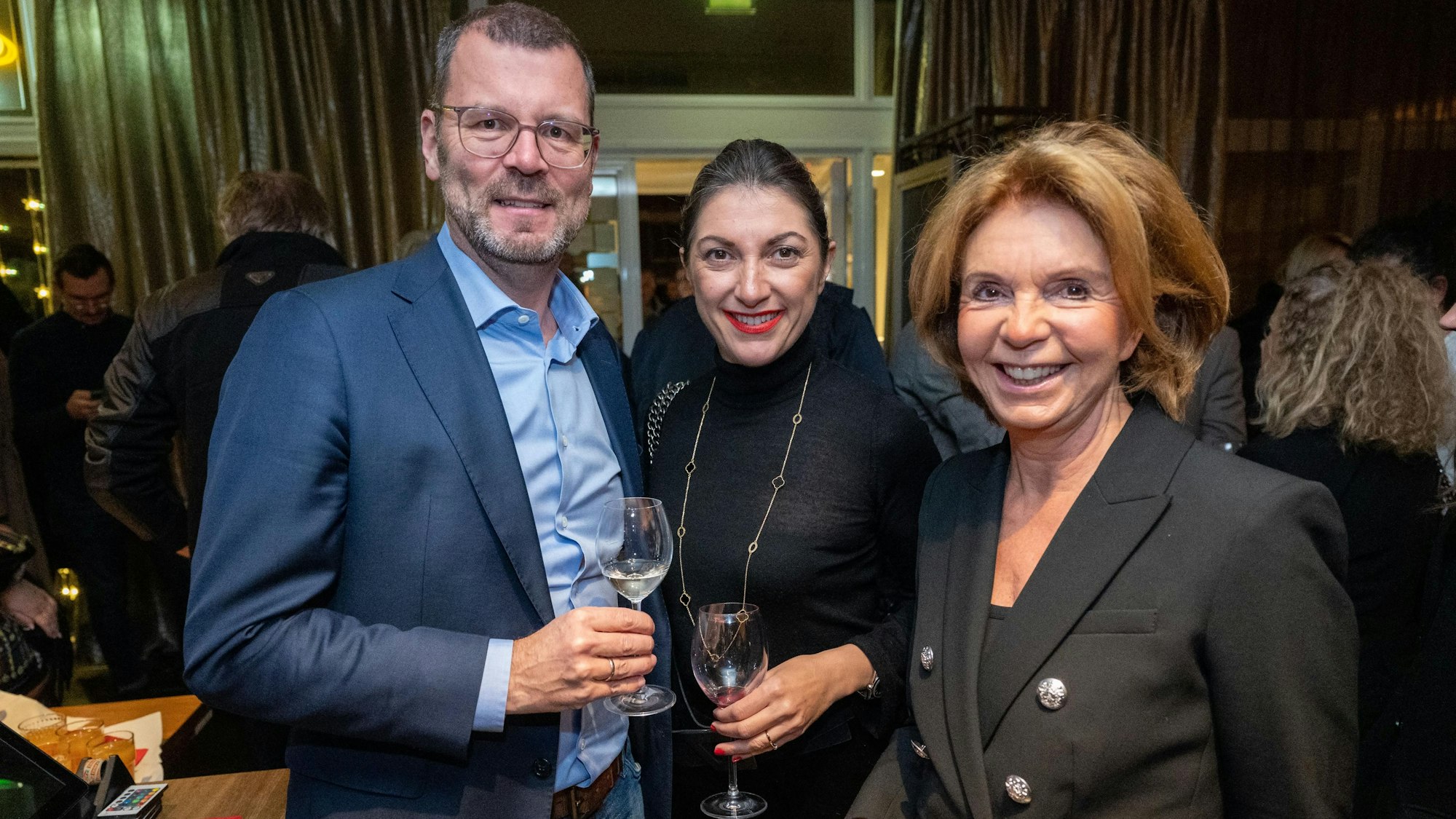 Chefredakteur Carsten Fiedler mit Christine Kronenberg (r.) und Autorin Emitis Pohl