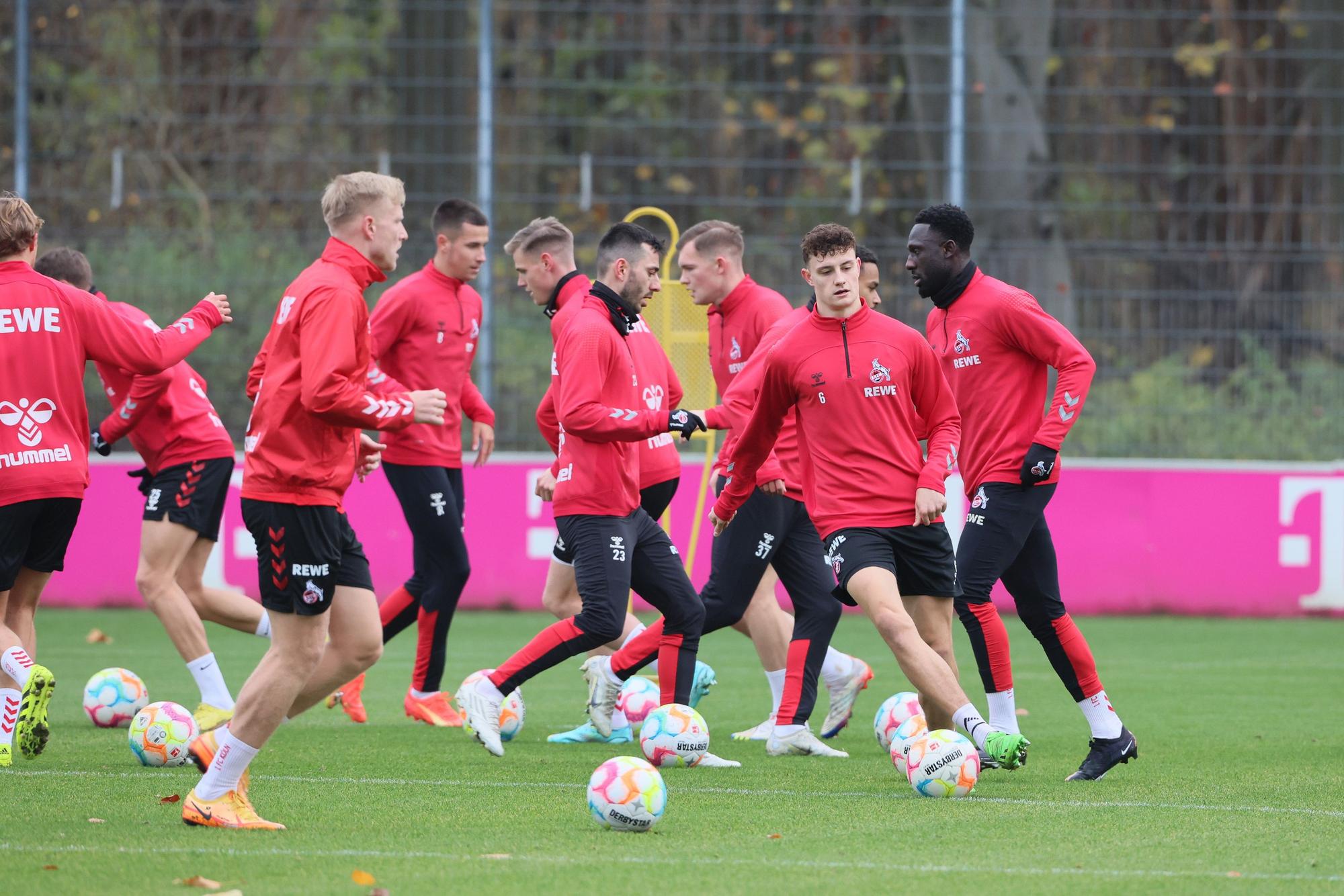 Die Spieler des 1. FC Köln um Eric Martel (am Ball) nahmen am Donnerstag das Training wieder auf.