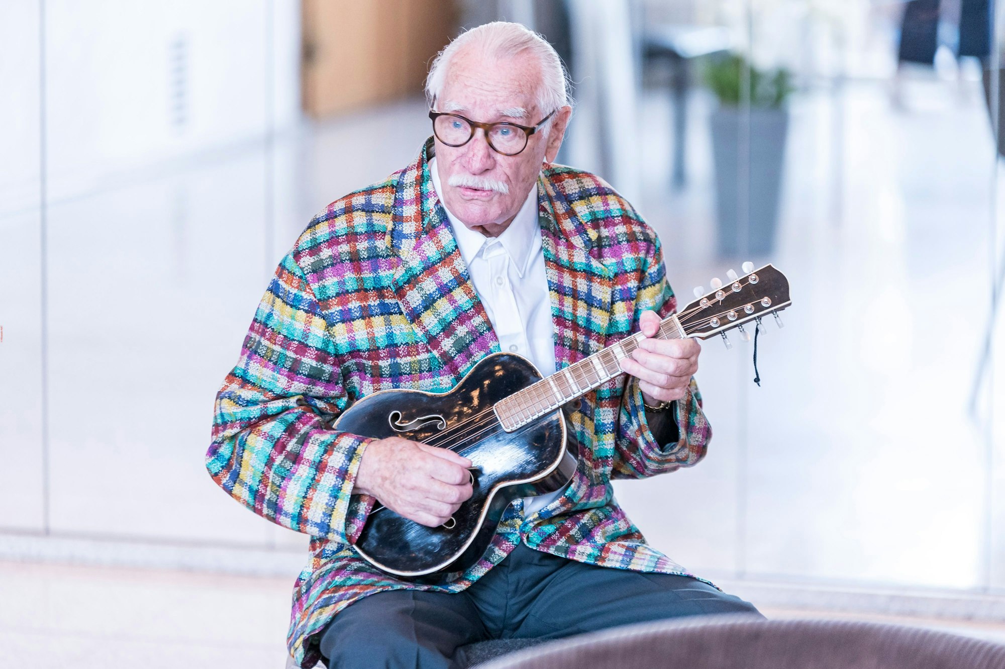 Hans Süper hölt eine Gitarre in seiner Hand