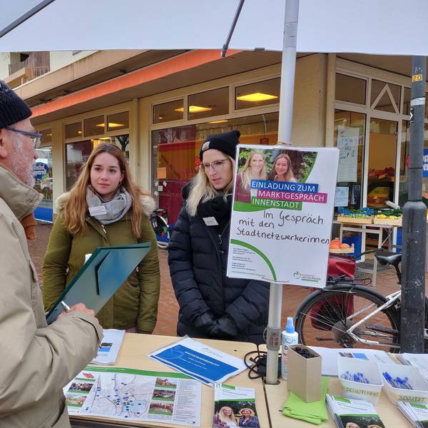 Am Infostand der Stadtnetzwerkerinnen auf dem Marktplatz spricht Günter Weber von „Future for Leichlingen“ mit Lena Lammertz und Isabel Maniura (v.l.) über den Baumschutz.