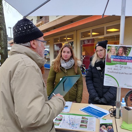 Am Infostand der Stadtnetzwerkerinnen auf dem Marktplatz spricht Günter Weber von „Future for Leichlingen“ mit Lena Lammertz und Isabel Maniura (v.l.) über den Baumschutz.
