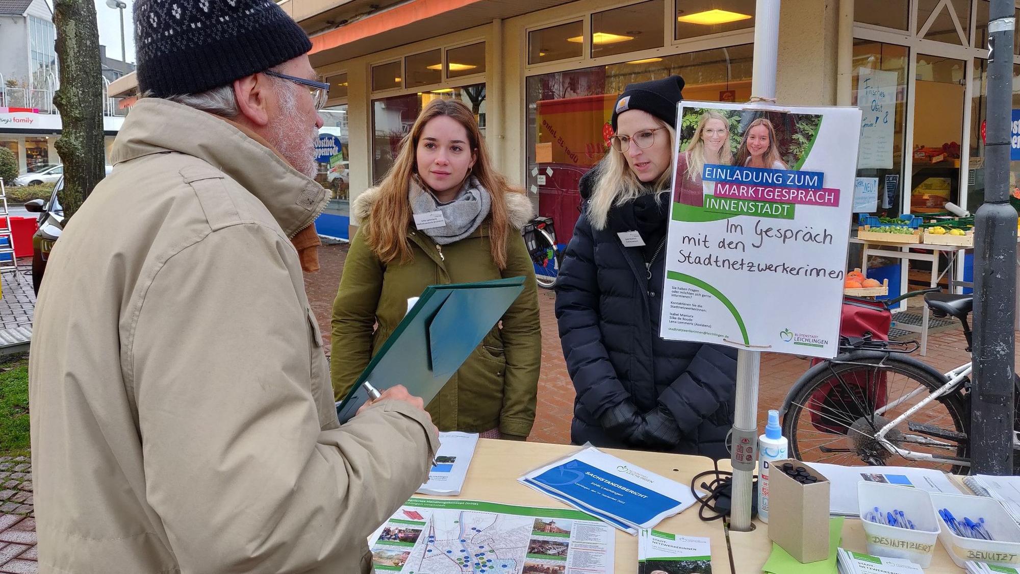 Infostand der Stadtnetzwerkerinnen: Günter Weber von "Future for Leichlingen" mit Lena Lammertz und Isabel Maniura. (v.l.)