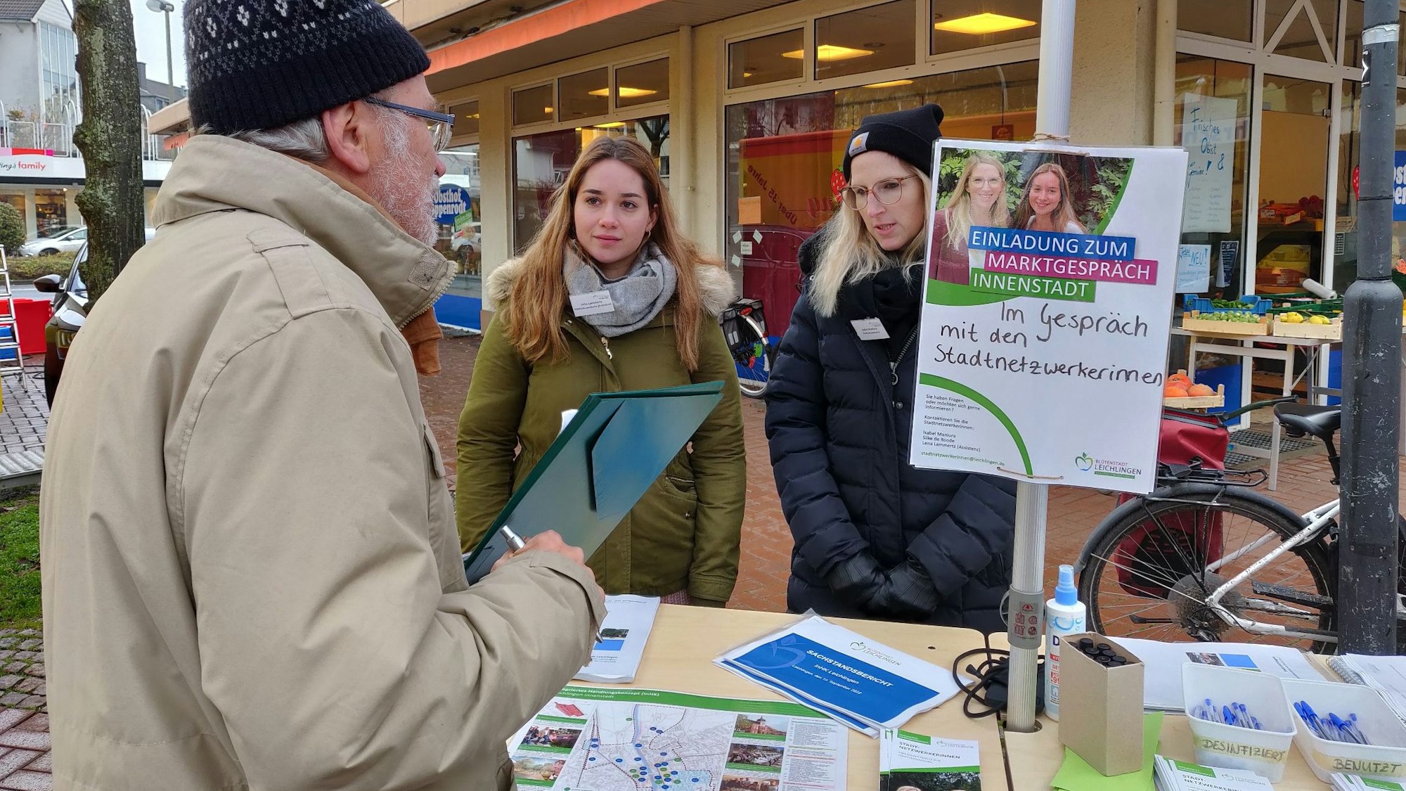 Infostand der Stadtnetzwerkerinnen: Günter Weber von "Future for Leichlingen" mit Lena Lammertz und Isabel Maniura. (v.l.)