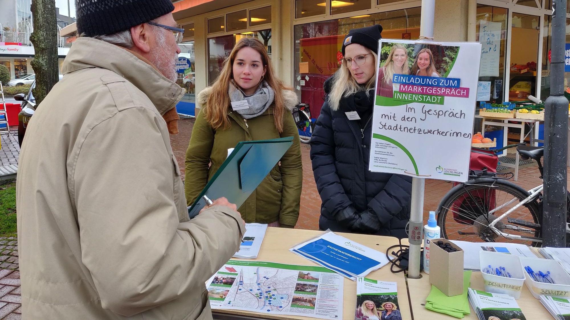 Am Infostand der Stadtnetzwerkerinnen auf dem Marktplatz spricht Günter Weber von „Future for Leichlingen“ mit Lena Lammertz und Isabel Maniura (v.l.) über den Baumschutz.