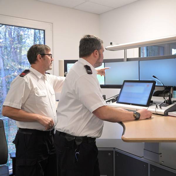 Die Feuerwehrleute Micheal Bleifeld und Harald Matthies in der Leitstelle am Kreishaus.